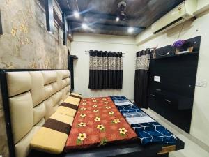 ブリンダーバンにあるPremanand mharaj darsan Vrindavan Dhamのベッドと黒いドアが備わる部屋 +3枚の写真