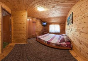 IlʼnytsyaCottage Teremok的小木屋里的一间卧室，里面有一张床