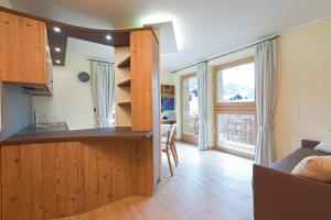 リヴィーニョにあるChalet Luxe Livigno 2のキッチン、リビングルーム(ソファ、カウンター付)