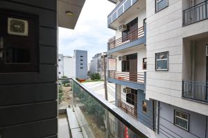 グルガオンにあるFabHotel Coco Treeのアパートメントビルのバルコニーから景色を望めます。