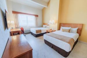 Giường trong phòng chung tại Comfort Inn Puerto Vallarta Golfside & Marina