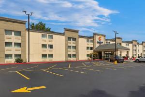 an empty parking lot in front of a hotel at Comfort Inn Mayfield Heights Cleveland East in Mayfield