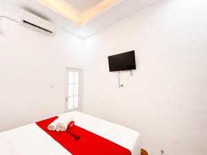 Μια τηλεόραση ή/και κέντρο ψυχαγωγίας στο RedDoorz near Alun Alun Tanjunganom Nganjuk 2 +29 φωτογραφίες