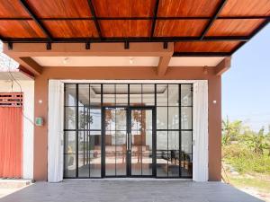 Η πρόσοψη ή η είσοδος του RedDoorz near Alun Alun Tanjunganom Nganjuk 2