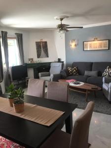 salon z kanapą i stołem w obiekcie Ocean Point w mieście Mijas Costa