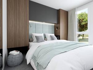 ノヴァリャにあるMobile Home in Novalja near Pebble Beachの大きな白いベッドと窓のある寝室