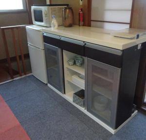 kuchnia z blatem z kuchenką mikrofalową w obiekcie Tabiposuto Nonohana - Vacation STAY 96749v w mieście Ito