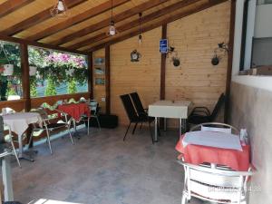 a restaurant with tables and chairs in a room at Cazare Stefan in Curtea de Argeş