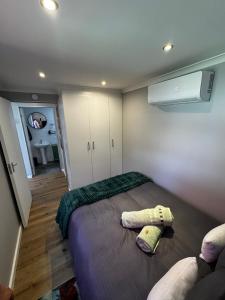 Un dormitorio con una cama con dos almohadas encima. en The Leopard Leaf Inn, en Ciudad del Cabo