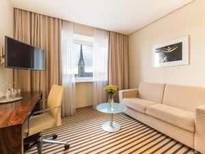 TV a/nebo společenská místnost v ubytování Hotel an der Oper