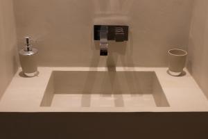 La salle de bains est pourvue d'un lavabo et de 2 tasses sur un comptoir. dans l'établissement Solo per Noi Apartment, à Sienne
