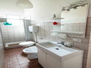 Koupelna v ubytování Seafront Apartment in Villa with Swimming Pool and Parking