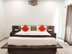 Postel nebo postele na pokoji v ubytování Hotel Yamunotri Retreat, Rishikesh