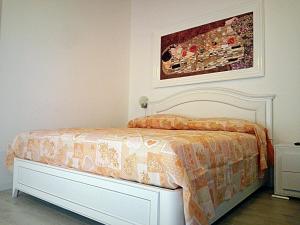 una camera da letto con un piumone arancione e bianco di B&B San Francesco a Taranto