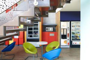 Area lounge atau bar di ibis budget Basel City