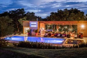 梅尔加Mangoo Glamping的院子里有游泳池的房子