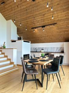 Un comedor con mesa y sillas en Altfel Bran Chalet 1, en Bran