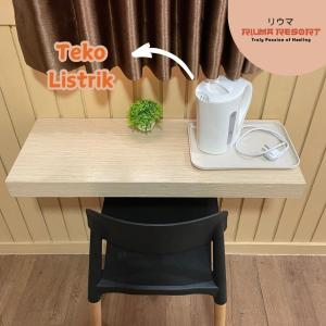 a table with a blender on top of a table at Riuma Resort in Karangploso