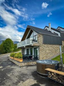 Una casa de piedra con jacuzzi en la entrada. en Altfel Bran Chalet 1, en Bran 33 fotos más