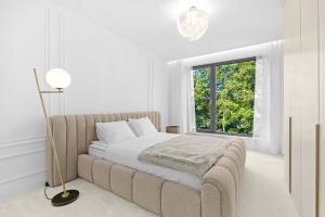 Un dormitorio blanco con una cama y una ventana. en Apartment OPALINE, en Banka 64 fotos más