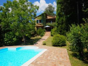 une piscine devant une maison dans l'établissement Villa Santa Fiora Farmhouse, à Santa Fiora