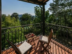 un balcon avec deux chaises et une table dans l'établissement Villa Santa Fiora Farmhouse, à Santa Fiora 33 autres photos