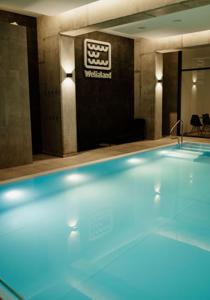 Una piscina con luces azules en un edificio. en Apartment OPALINE, en Banka