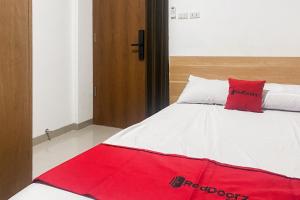 Gallery image of RedDoorz Syariah at Cikomi Kostel Enggal Lampung in Tanjungkarang