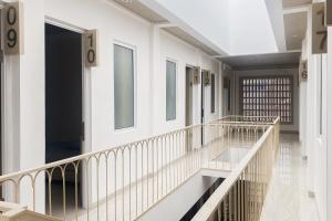 Gallery image of RedDoorz Syariah at Cikomi Kostel Enggal Lampung in Tanjungkarang +15 photos