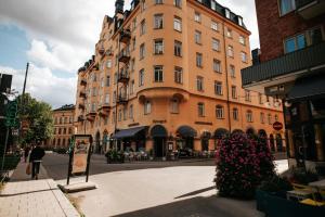 a tall building with a sign in front of it at Guldgränd in Stockholm