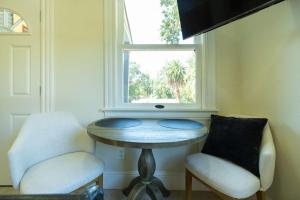 Televisyen dan/atau pusat hiburan di Beautiful Turn of the Century Home with Pet Friendly Yard
