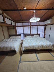 Postel nebo postele na pokoji v ubytování かんさんのお宿