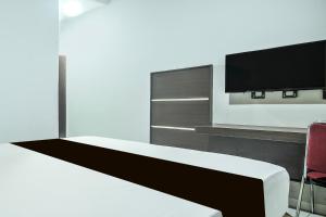 Μια τηλεόραση ή/και κέντρο ψυχαγωγίας στο Hotel O Makassar near Mall Panakukang formerly Hotel Lucky Inn Makassar