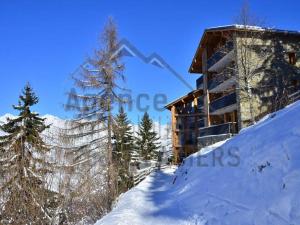a building on a snow covered mountain with trees at Appartement cosy à Montchavin, ski au pied, 2 pièces, terrasse, parking inclus, proche commerces. - FR-1-329-11 in Bellentre