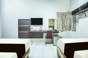 Η κουζίνα ή μικρή κουζίνα στο Hotel O Makassar near Mall Panakukang formerly Hotel Lucky Inn Makassar