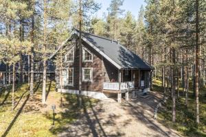 una vista aerea di una piccola cabina nel bosco di Villa Nova a Pyhätunturi