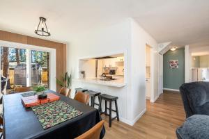 Una sala de estar y una cocina con mesa y sillas. en Whispering Pines: Foosball Grill More, en Mountainaire