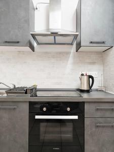 una cucina con piano cottura e forno in cucina di Corner view 1 a Marsaskala Altre 10 foto