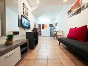 un soggiorno con divano e TV di Corner view 1 a Marsaskala