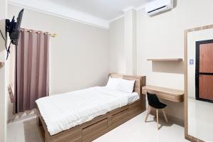 Postel nebo postele na pokoji v ubytování Pesona Merapi Syariah Guesthouse Kaliurang RedPartner