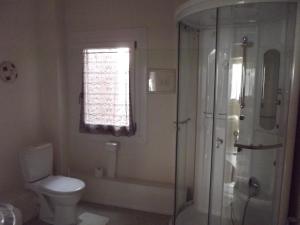 ダンバッハ・ラ・ヴィルにあるGite Alizeの白いバスルーム(シャワー、トイレ付)