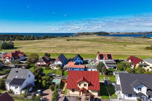 eine Luftaufnahme eines Dorfes mit Häusern in der Unterkunft Schicke FeWo mit Terrasse, gratis Nutzung vom AHOI Erlebnisbad und Sauna in Sellin - Haus De niege Wech FeWo 01 in Thiessow