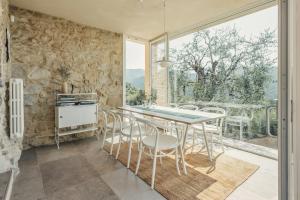 VallebonaにあるModern Villa With Sea View In Vallebonaの石壁のキッチン(テーブル、椅子付)