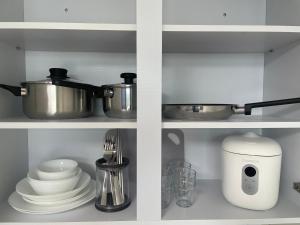 estante de cocina con ollas, sartenes y utensilios en 2호선 신촌역 도보3분 3-min walk from Sinchon Station Line2, en Seúl