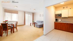 ein Wohnzimmer mit Küche und Esszimmer in der Unterkunft Wonder Home - Apartamenty blisko stoku, centrum i aquparku in Karpacz