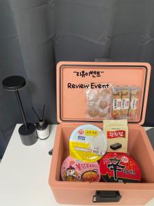 una lonchera con varios alimentos. en 2호선 신촌역 도보3분 3-min walk from Sinchon Station Line2, en Seúl