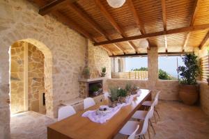 Χώρος καθιστικού στο Elena Villa, an Authentic Retreat with Private Pool, By ThinkVilla +21 φωτογραφίες