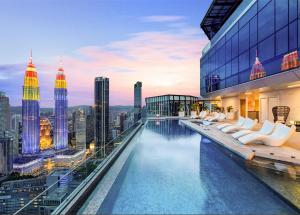 クアラルンプールにあるImperial Lexis KLCC by WSDの街の景色を望むホテルのインフィニティプール