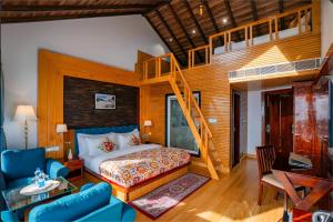 een slaapkamer met een stapelbed en een trap bij Moustache Select Mcleodganj in Dharamshala