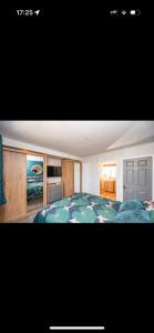 a bedroom with a bed with a blue blanket at Willow falls in Wortley